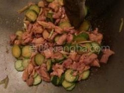 黄磊公益吃瓜引热议，酱教师娱乐教学新风尚